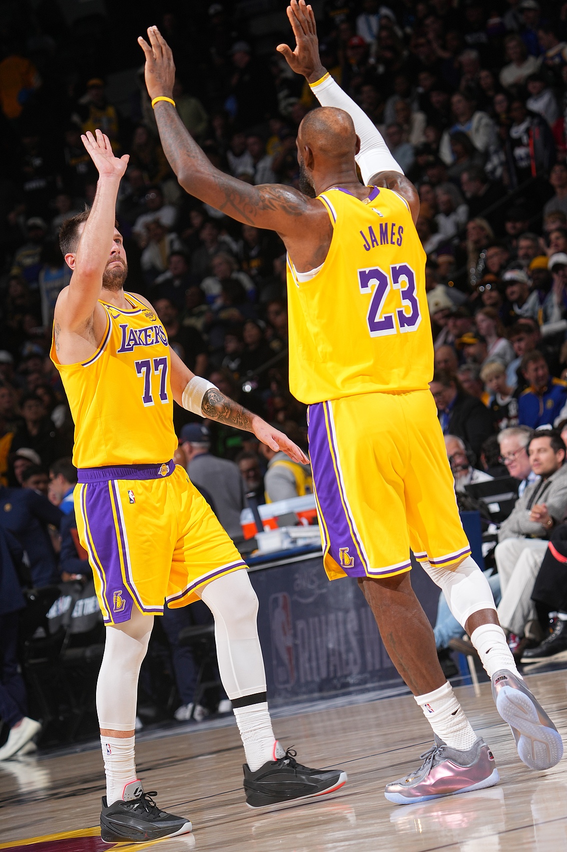 欧冠比赛时间-詹姆斯：掘金首节的三分简直投疯了 下半场我们提升了防守强度