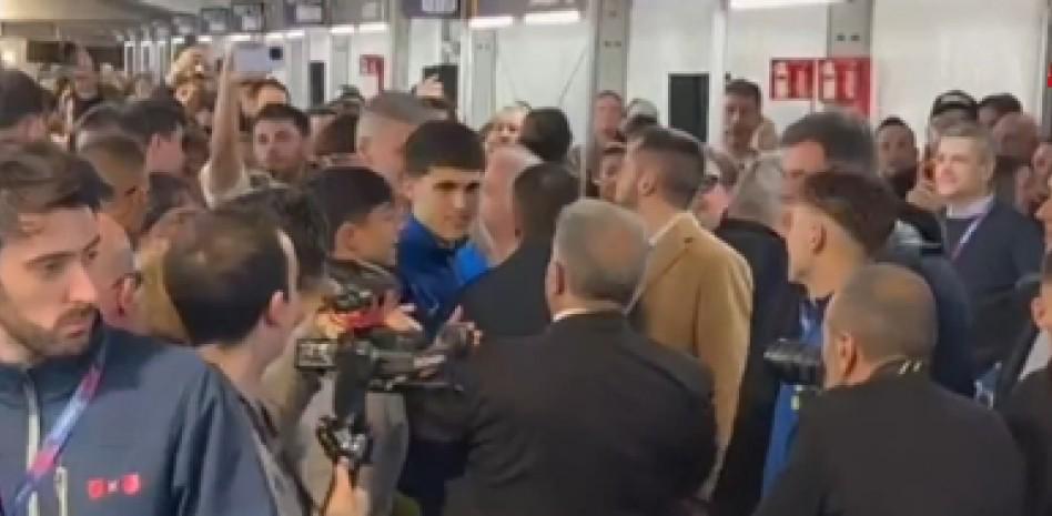 欧冠积分榜-巴萨球员抵达投票现场，并与拉波尔塔一起庆祝比赛胜利