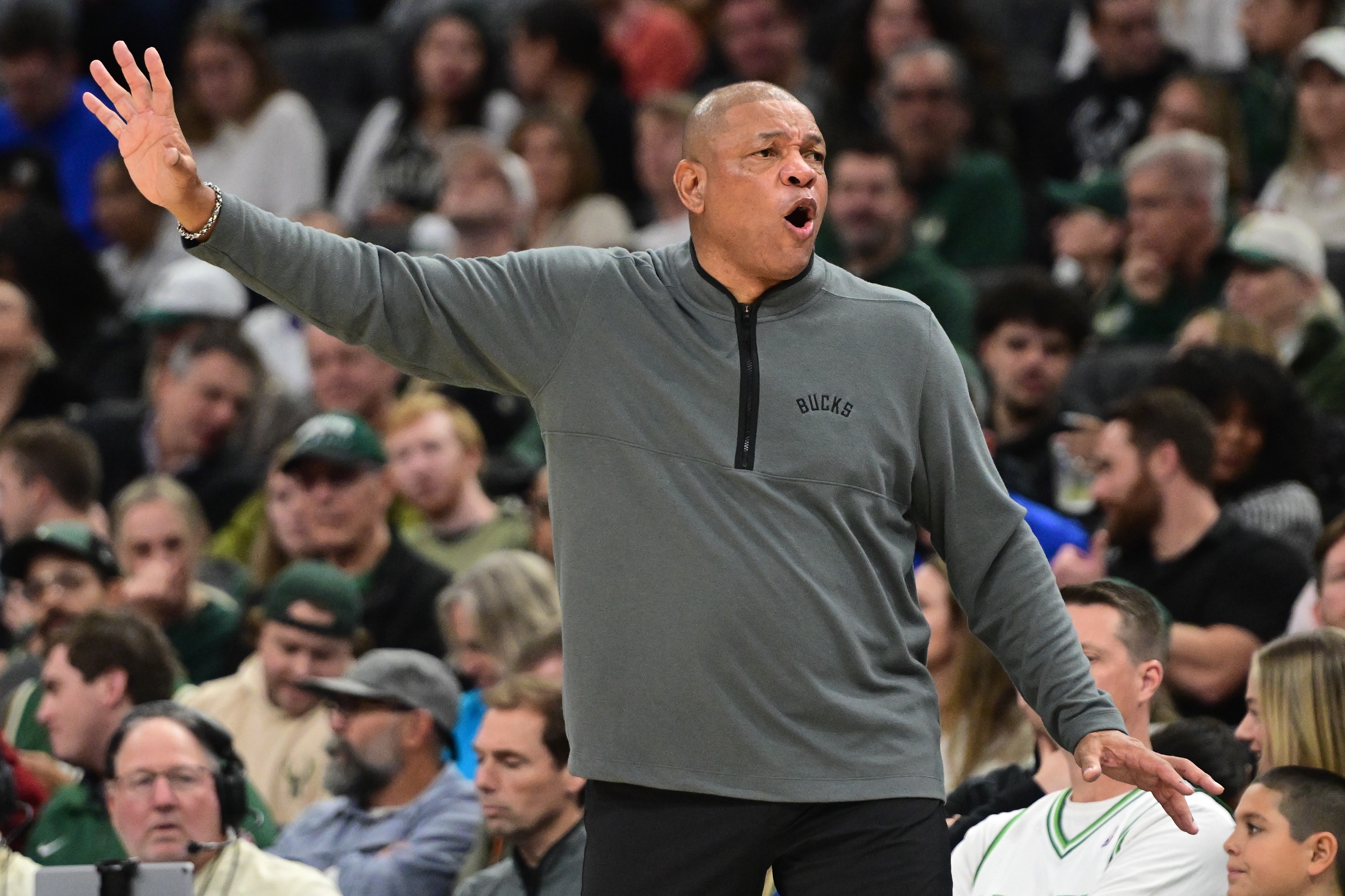 巴克利评老里下课：雄鹿更衣室里有几个软蛋 泄密的人就是混蛋！